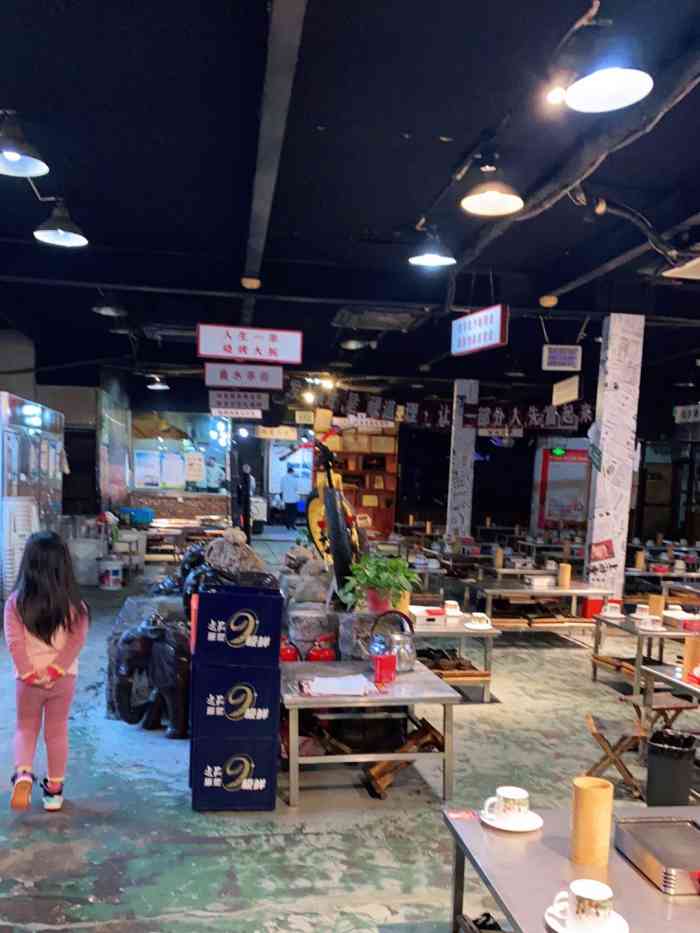 济南烧烤就服老金,好吃美味,每次去都能喝多,喝着喝着就晕了,室内烧烤