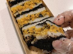 蛋黄肉松切糕-米阿糯糕团•酒酿•甜品(莫愁店)