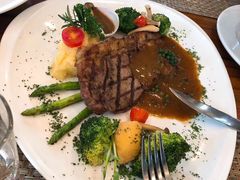 -Chom Cafe and Restaurant