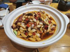 -帅巴人舅母子腊蹄民俗村