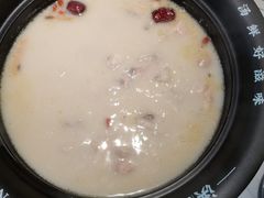 -洪氏嗨捞·广东猪肚鸡·椰子鸡火锅(西咸万象城店)