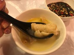 浓厚原只鸡煲花胶汤-鲜入围煮花胶鸡海鲜火锅
