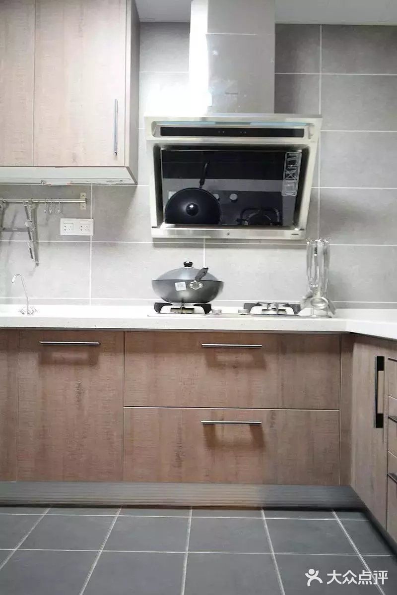 布置出一个低调奢华的华丽空间感。