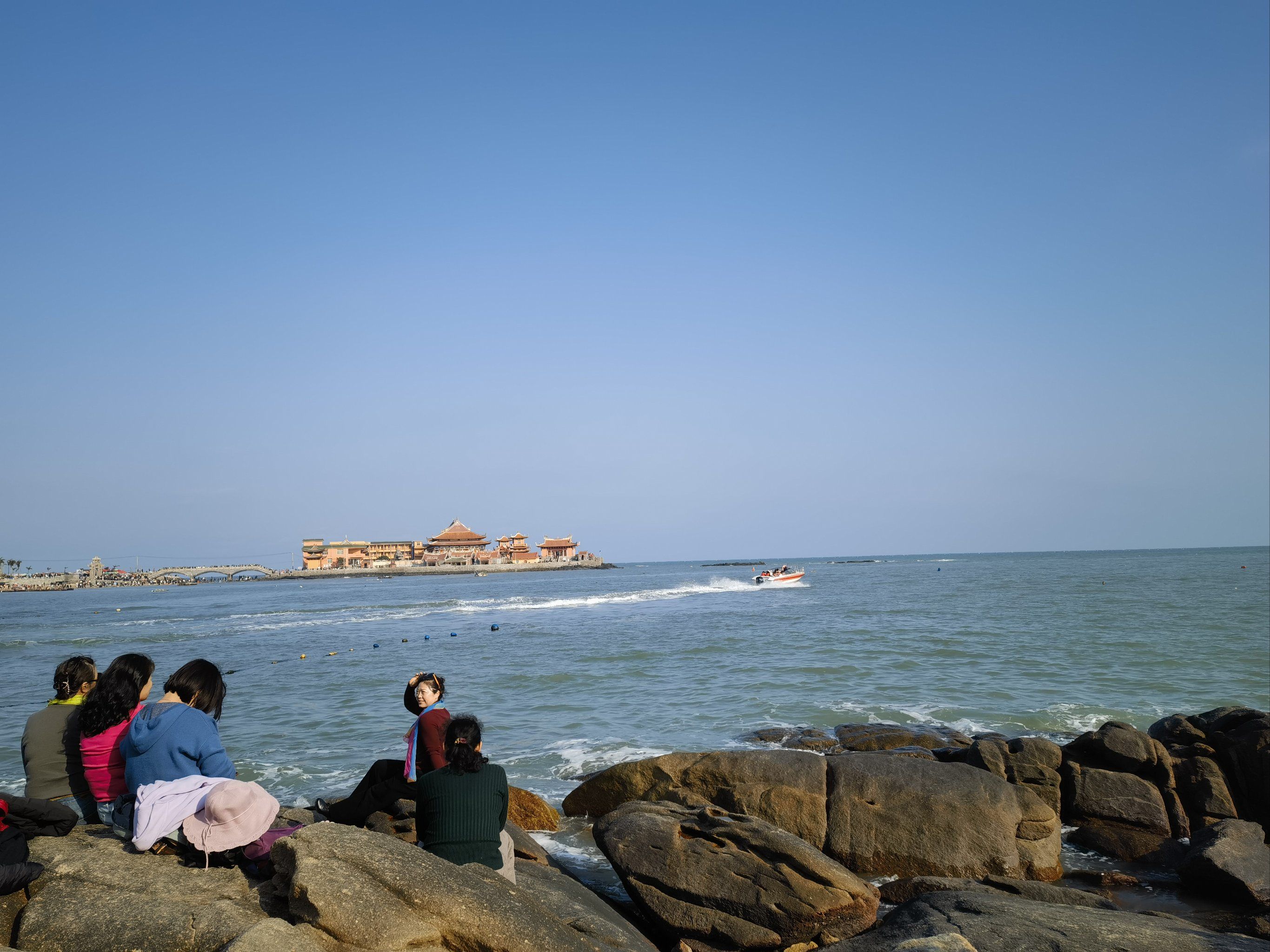 石狮黄金海岸比较有名,游人众多,风景很美