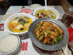 -渝是乎酸菜鱼·川渝小炒(新世界百货望京店)