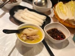 浓厚原只鸡煲花胶汤-鲜入围煮花胶鸡海鲜火锅