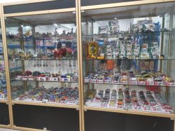 -逝水玩具折扣店