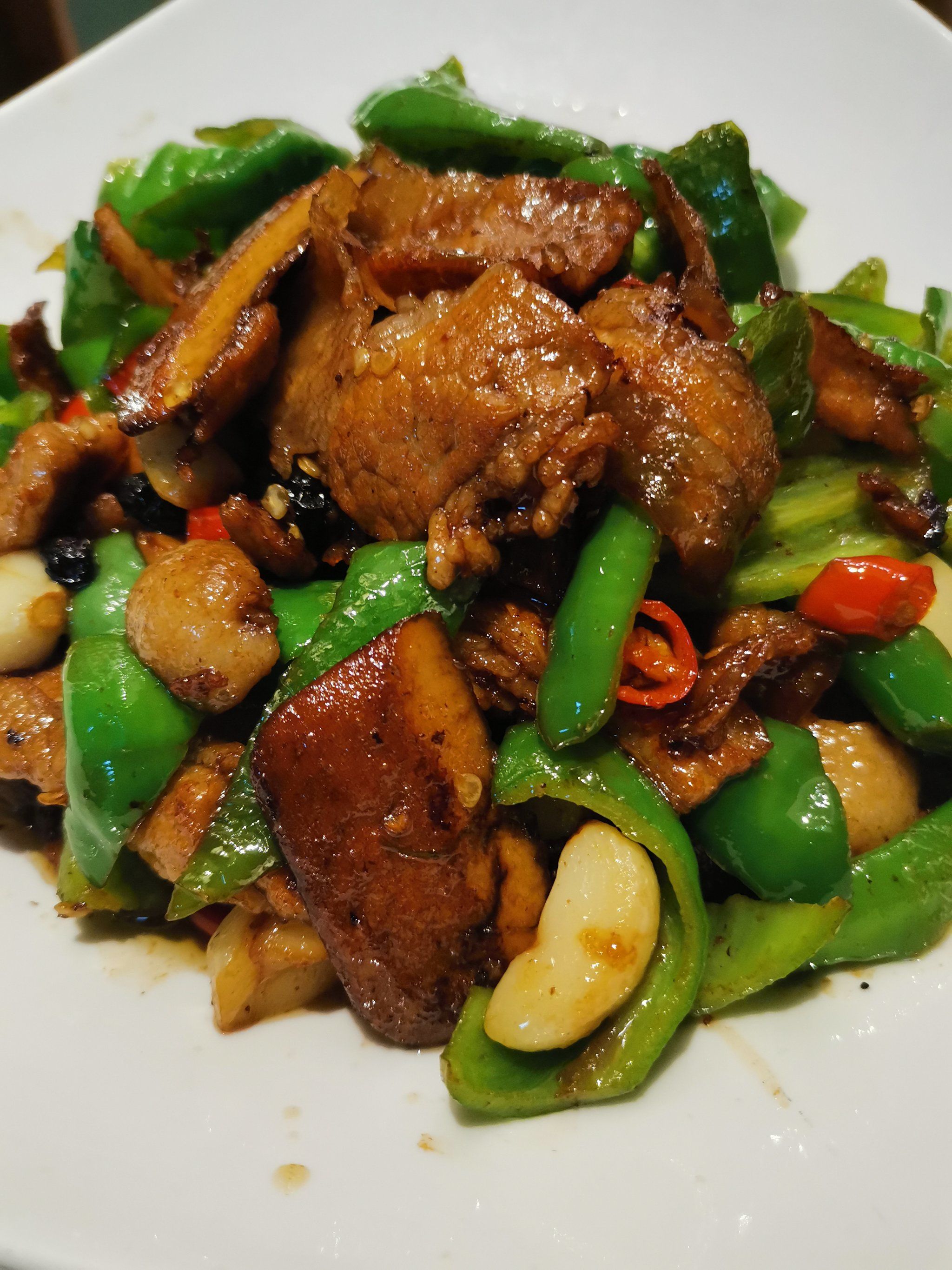 刚端上桌,农家小炒肉那浓烈的香气便迫不及