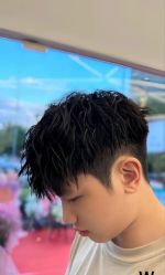 -一家只做男发烫染的店
