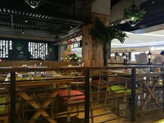 大堂-洪氏嗨捞·广东猪肚鸡·椰子鸡火锅(西咸万象城店)
