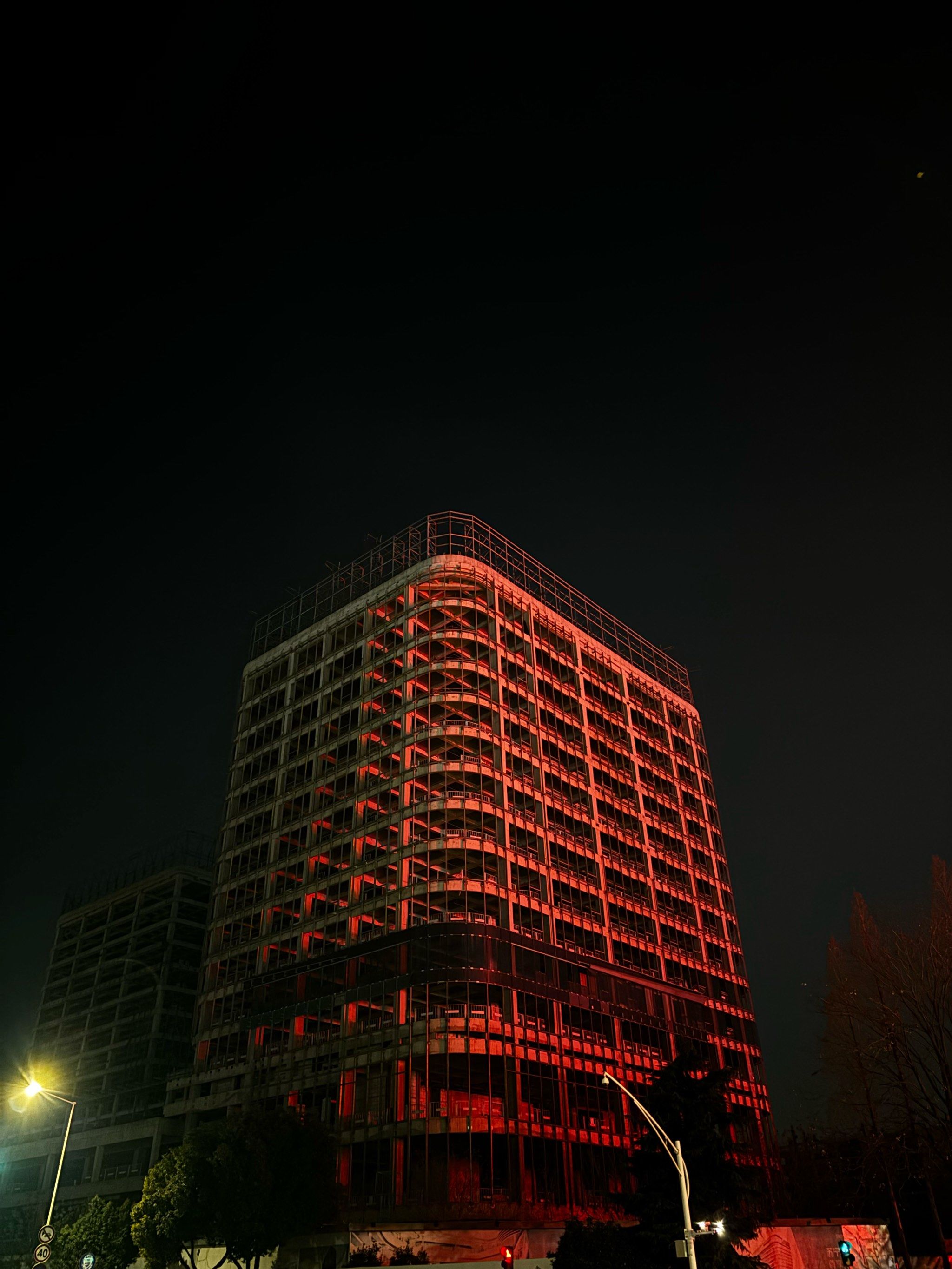 夜晚拍的仙林烂尾楼