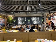 大堂-洪氏嗨捞·广东猪肚鸡·椰子鸡火锅(西咸万象城店)