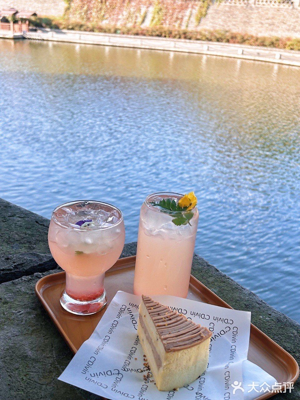🍰问爆了！就在护城河边儿的咖啡店！✨