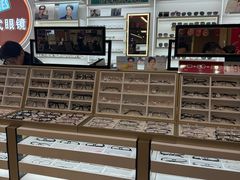 -美式眼镜·授权蔡司.依视路.尼康.豪雅.明月(南翔印象城店)