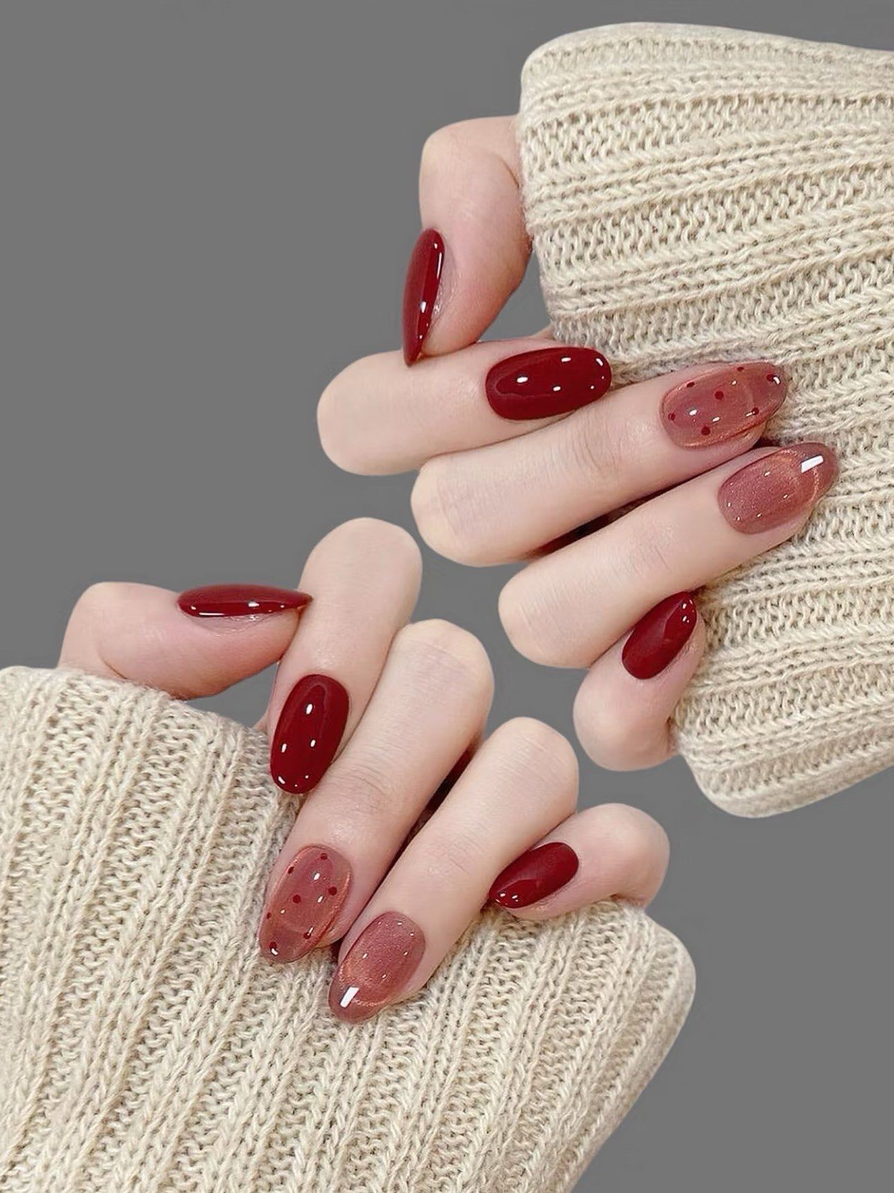 r
环境:店里装修色彩丰富,墙上挂着各种色彩搭配的美甲海报