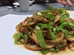 青椒炒牛肝菌-蔼若春.传承三十年云南菜(金碧公园店)
