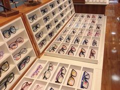-MiRi眼镜连锁·蔡司·尼康控优点合作店(莘庄店)