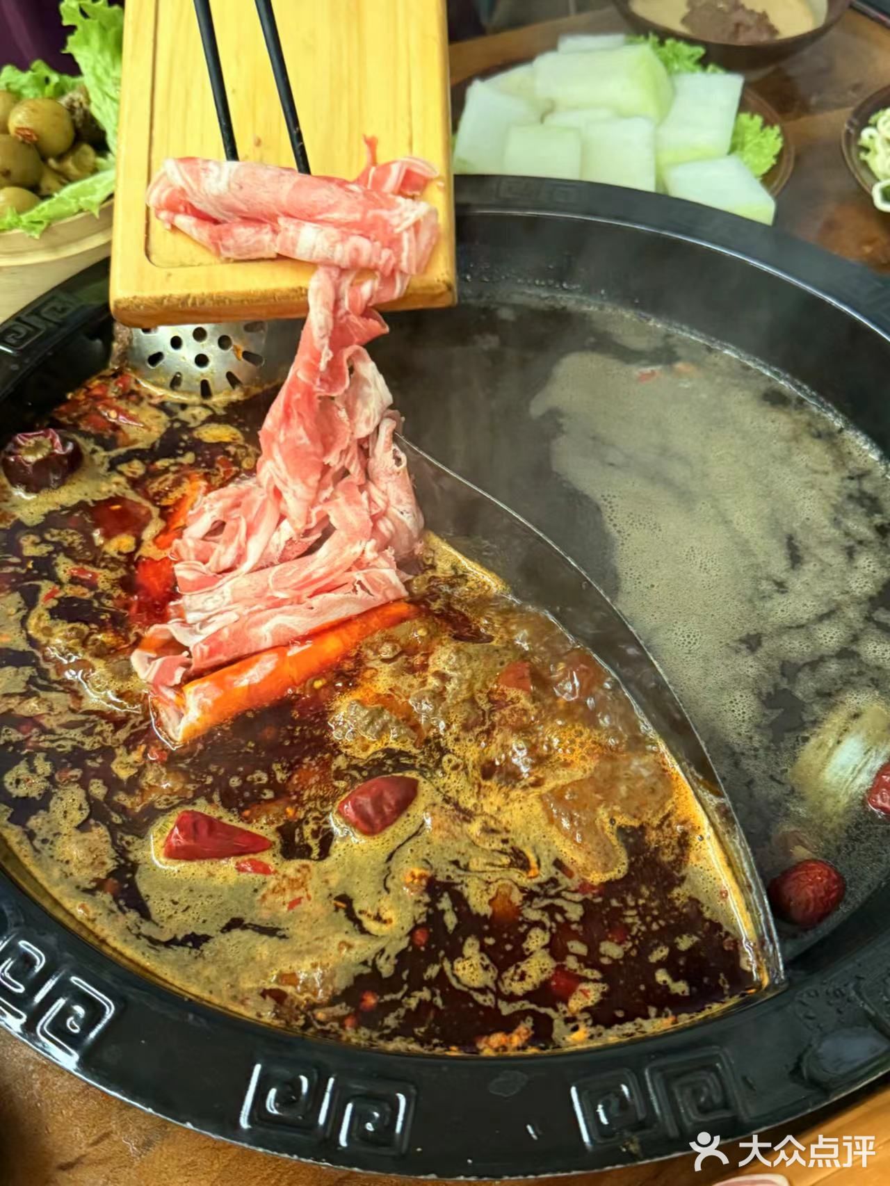 五一还去什么重庆，来青岛这家“戏精火锅店”