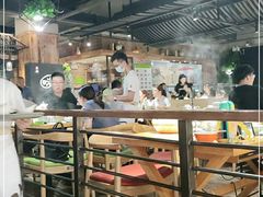 大堂-洪氏嗨捞·广东猪肚鸡·椰子鸡火锅(西咸万象城店)