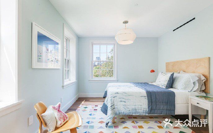 这座公寓在设计师的改造下，保留了原先的一些元素