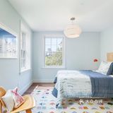 这座公寓在设计师的改造下，保留了原先的一些元素