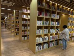 -漕河泾街道图书馆(漕河泾社区文化活动中心店)