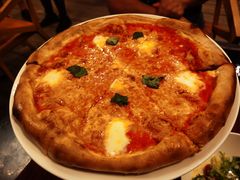 马苏里拉披萨-WOLFGANG PUCK KITCHEN & BAR(迪士尼小镇店)