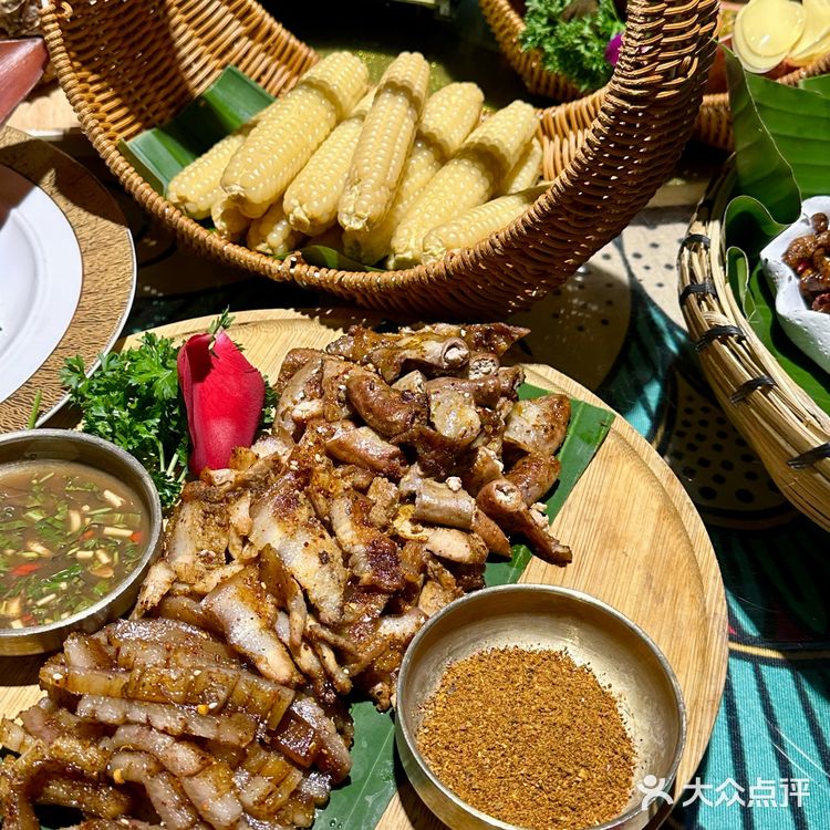 没去版纳!在昆明吃上了傣族寨子里的席