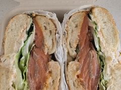烟熏三文鱼贝果-HOLY BAGEL(苏河店)