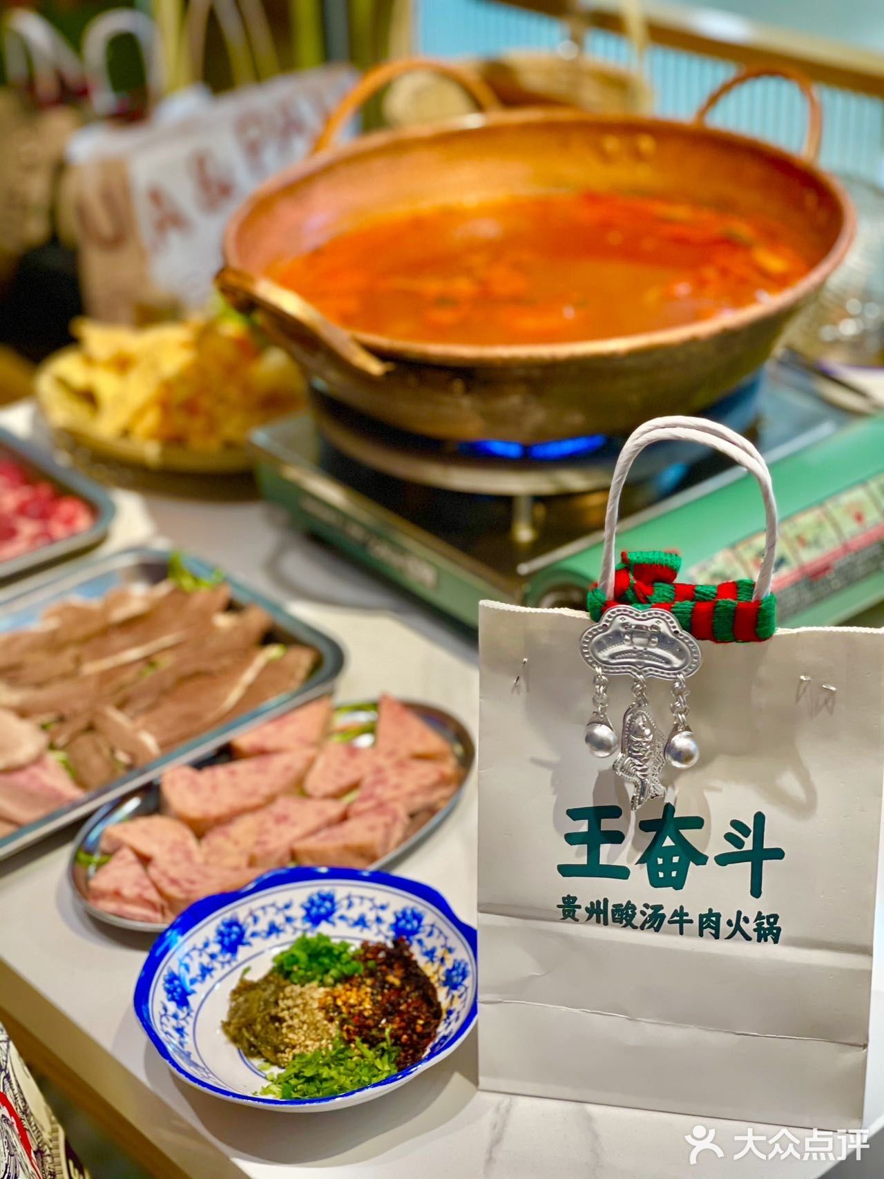 冬日里的味蕾狂欢｜酸汤牛肉火锅之旅 