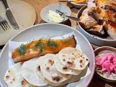 烟熏三文鱼配烤饺子皮和芥末籽酱-BOR Eatery(安福路店)
