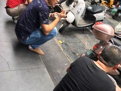 门口蹲着吃粉的大哥-老东江米粉