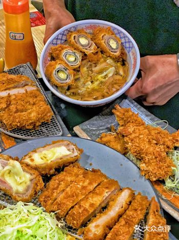 卷️卷️炸猪扒裹拉丝芝士️巨无霸淋酱汉堡️