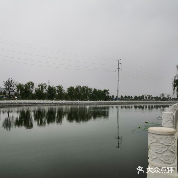 廊坊御龙河公园在廊坊市南端，西昌路两侧沿河公园
