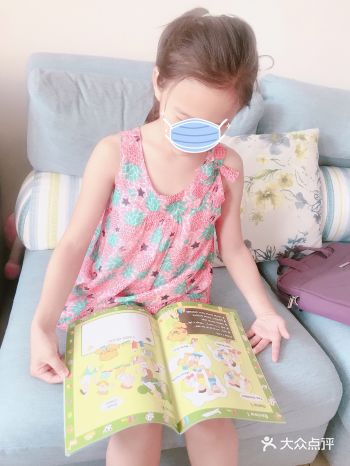 宝贝8岁，三年级正在读洪恩英语绘本