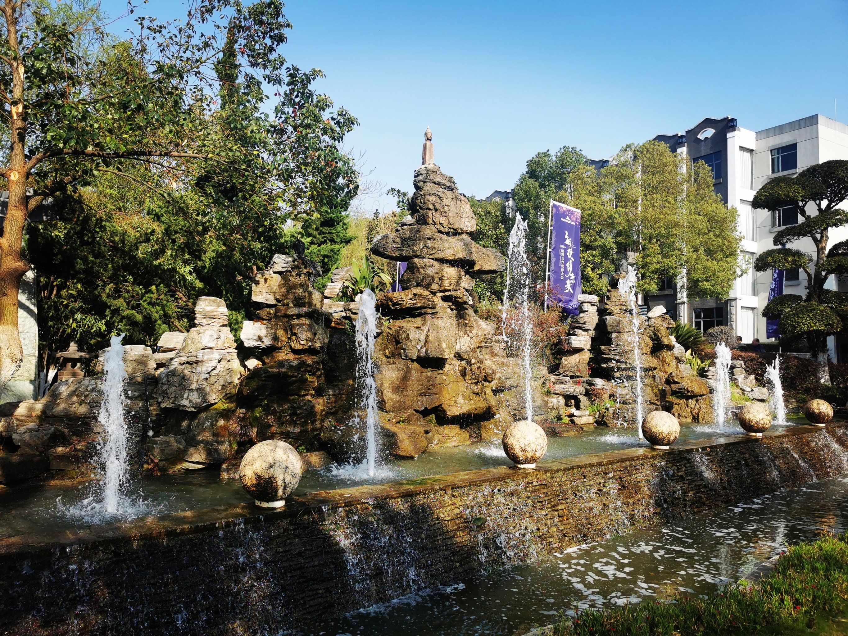 璞锦酒店入口处喷泉小造景