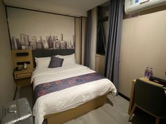 -逸米精选公寓(广州火车站西村地铁站店)