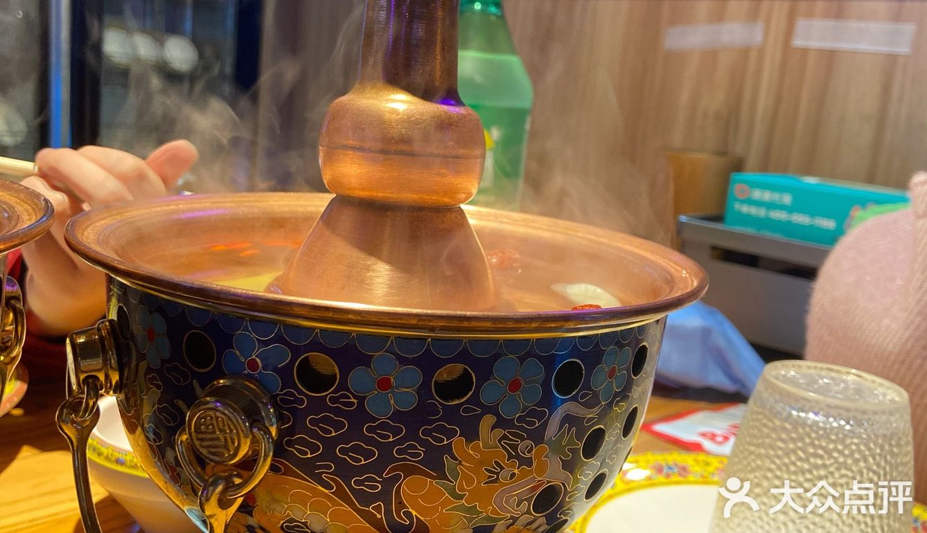 热气腾腾的牛羊肉火锅，谁能不爱呢！ 