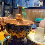 热气腾腾的牛羊肉火锅，谁能不爱呢！ 