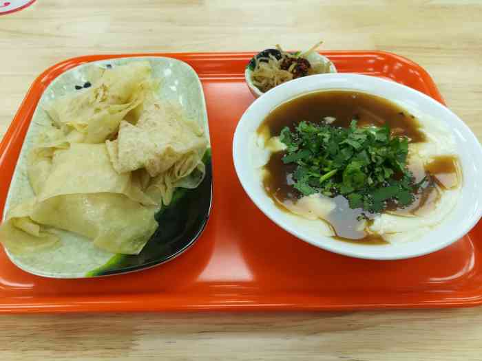 筋饼豆腐脑一绝-"筋饼加豆腐脑九元,味道不错.人多啊.