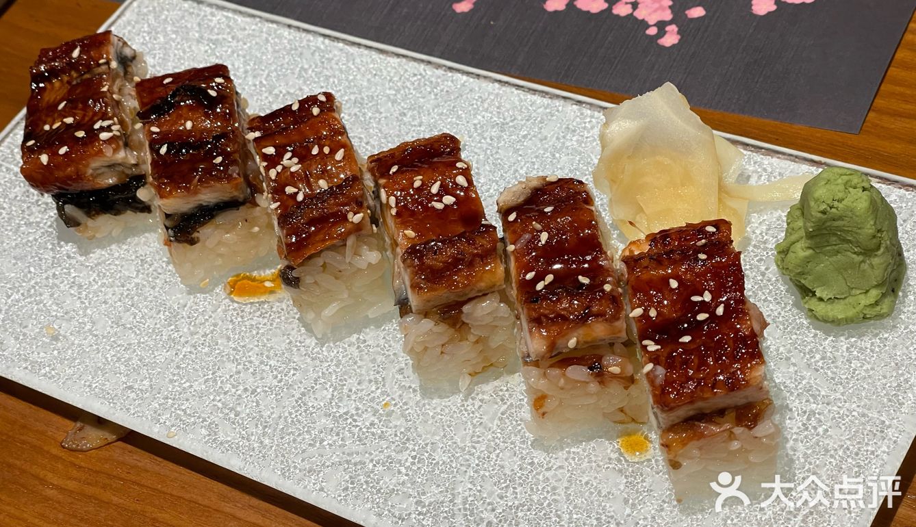 同事生日选择来这家日料餐厅，我们坐了包间，私密性很好