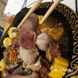 在东岭南街，临近刘老根大舞台的牛大骨！