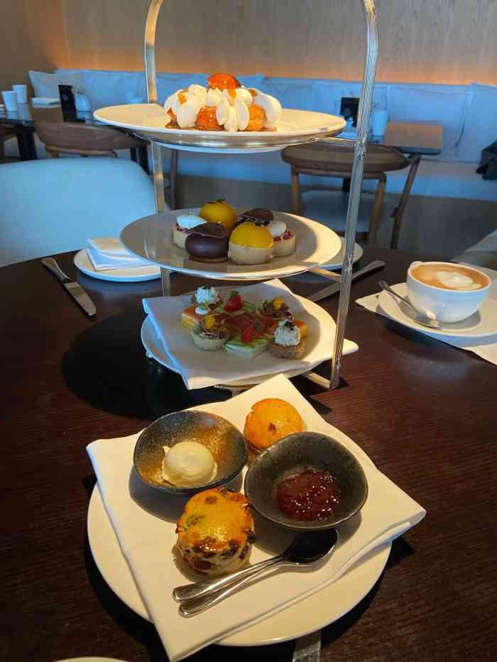 日矢·hiya-"订了餐厅周午餐,周六下午一点多到店,入座.