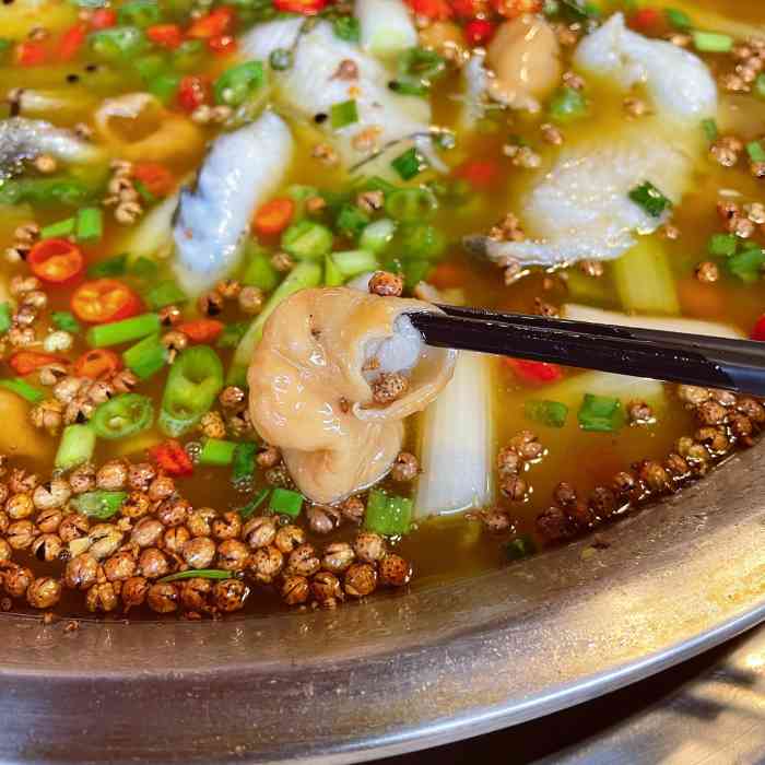 麻小度青花椒鱼(安靖店)-"在安靖居然有环境这么巴适的地方,紧挨河边.