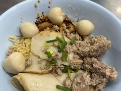 猪肉沫鱼丸鱼饼干粉酸辣米粉-榮泰米粉湯(Left Shop)