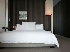 上海柏悦酒店江景套房-主卧室床榻全景-上海柏悦酒店