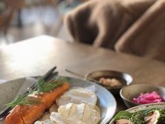 烟熏三文鱼配烤饺子皮和芥末籽酱-BOR Eatery(安福路店)