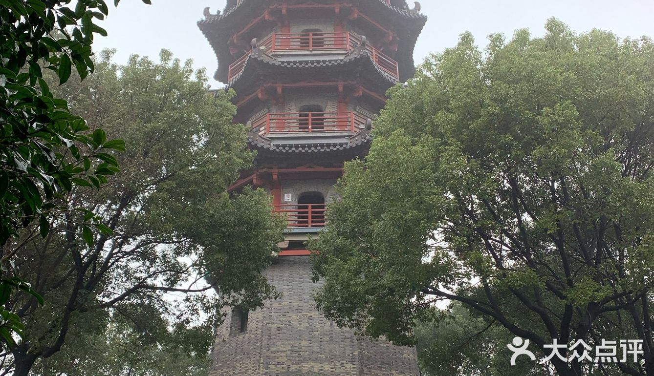 蕺山公園的標誌景點之一就是文筆塔,夜裡亮燈看起來很明