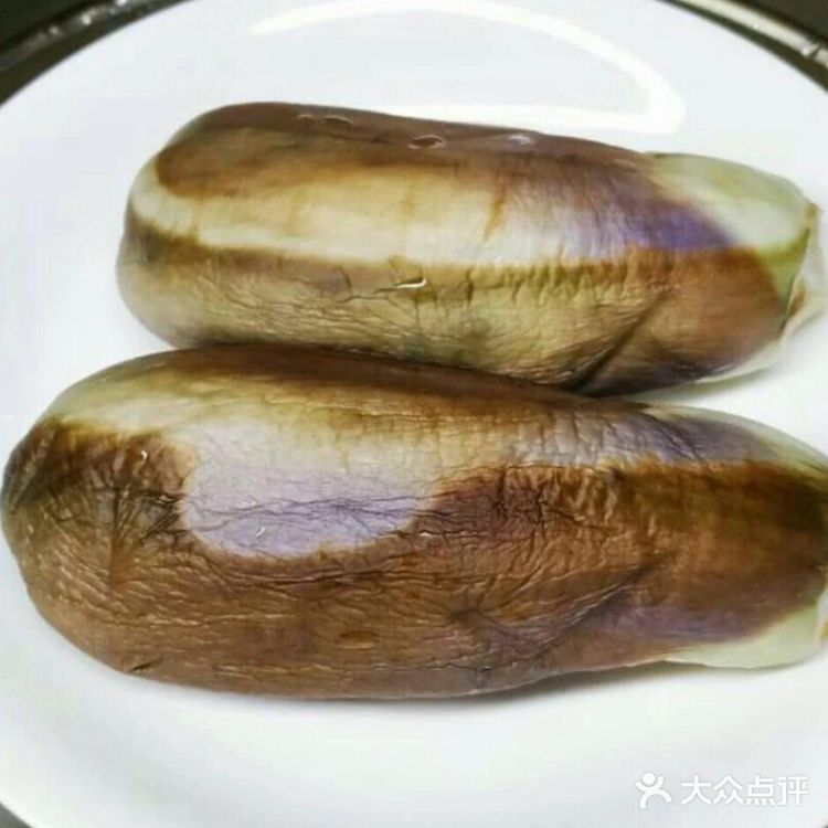夏季快手菜—葱油茄子 食材清单： 茄子2个 葱一根