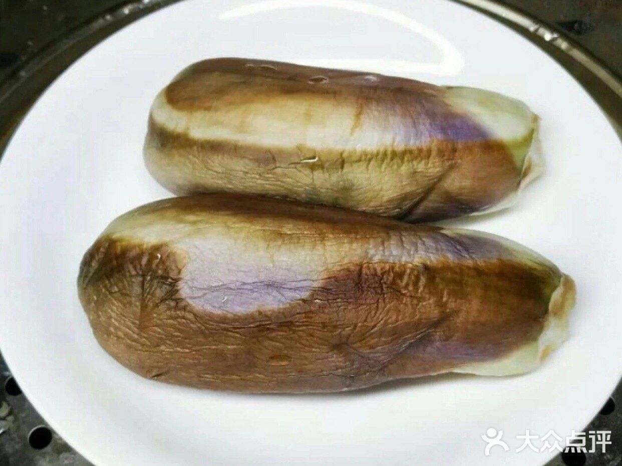 夏季快手菜—葱油茄子 食材清单： 茄子2个 葱一根